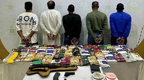 "الداخلية": الإطاحة بمواطنَين يعملان بقطاع أمني و3 مخالفين اتخذوا 3 أحياء أوكاراً لترويج المخدرات بالرياض