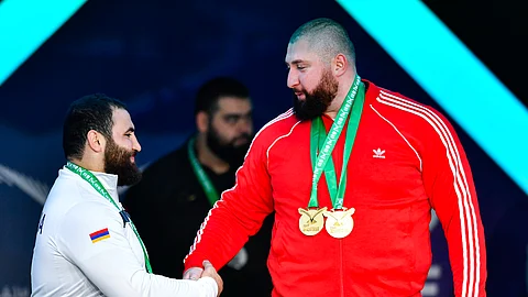 "العنزي" توّج الفائزين.. ختام ناجح لبطولة العالم لرفع الأثقال للكبار في الرياض