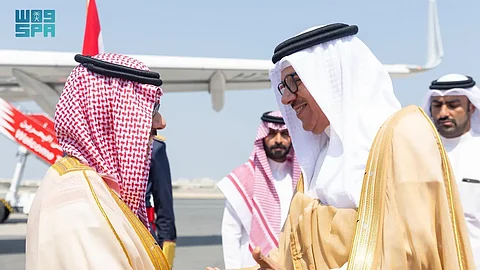 وزير الخارجية يصل إلى البحرين.. و"الزياني" في استقباله