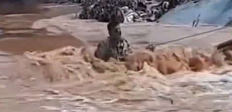 لقطة تحبس الأنفاس.. شاهد ما فعله شاب ليبي وسط سيول درنة الجارفة