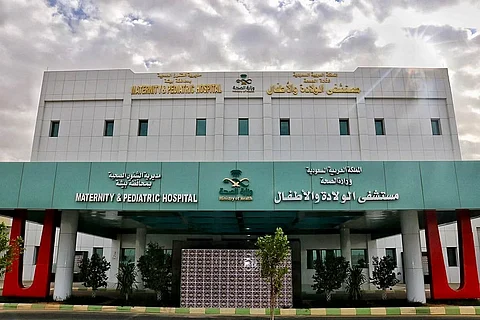 في عملية مدتها 30 دقيقة.. استخراج بطارية حارقة من مريء طفل في بيشة