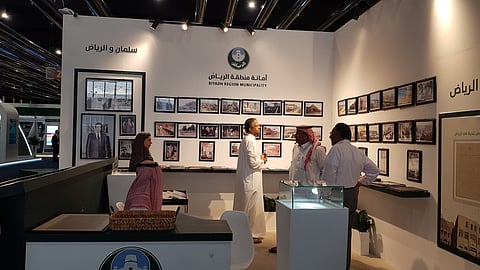 بالصور.. جناح "أمانة الرياض" بمعرض الكتاب يحكي بالوثائق تاريخ التطور العمراني للعاصمة