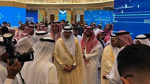 وزير النقل صالح الجاسر خلال زيارته جناح الجمعية السعودية لهواة الطوابع