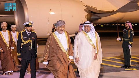 نائب رئيس الوزراء لشؤون الدفاع العماني يصل الرياض.. ونائب أمير المنطقة في مقدمة مستقبليه