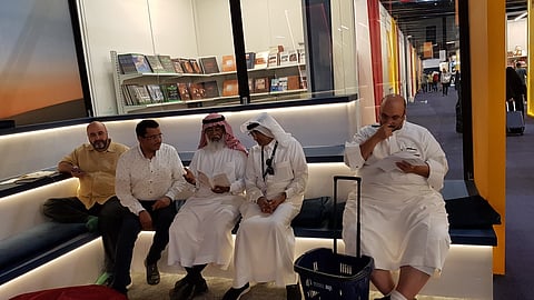 "رباعيات ياسين".. شاعر سعودي يحوّل غرفة قراءة بـ"كتاب الرياض" إلى منصة لإلقاء شعره