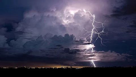 طقس اليوم .. الأرصاد: هطول أمطار رعدية على نجران وجازان وعسير والباحة ومكة المكرمة