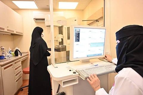 مركز "عبداللطيف" يُسهم في توعية 5 آلاف سيدة عن "سرطان الثدي"