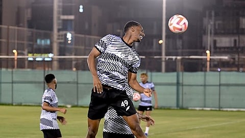 جانب من تدريبات لاعبي الشباب