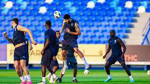 لاعبو الهلال يؤدون التدريبات الجماعية