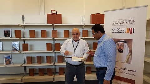 مدير جناح مجمع اللغة العربية بالشارقة مصطفى بن عاشور متحدثًا للمحرر