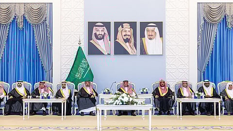 الأمير سعود بن طلال بن بدر خلال لقائه بمنسوبي جمعية فتاة الأحساء