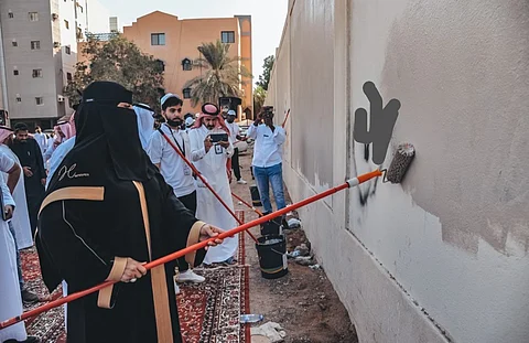 منال اللهيبي تشارك في إزالة المظاهر غير الحضارية من على جدران المدارس