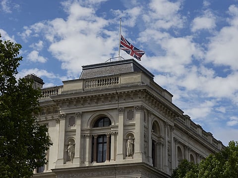 "إجراء احترازي".. بريطانيا تأمر عائلات دبلوماسييها بمغادرة إسرائيل