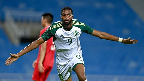 احتفال ثامر الخيبري لاعب المنتخب السعودي الأولمبي بهدفه في مرمى منتخب قيرغيزستان