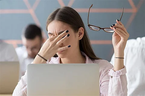 5 خطوات لتجنب إرهاق عينيك أمام الشاشات.. "الصحة" تنصح