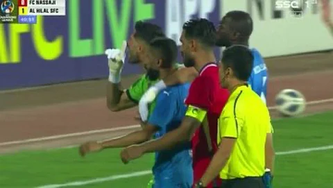 جماهير الهلال تشكر "محمد مظاهري" حارس مرمى "نساجي" على موقفه الرائع مع "سلمان الفرج"