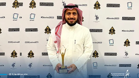 صقر القرني يتسلم الجائزة