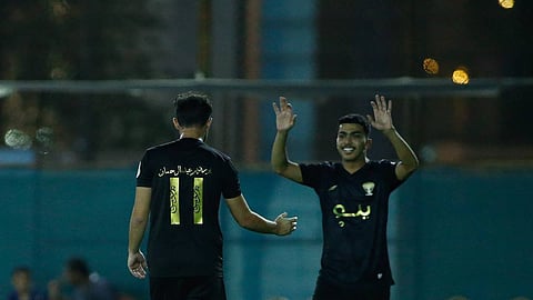 فرحة لاعبي هجر بالفوز في اللقاء الودي مع الشباب