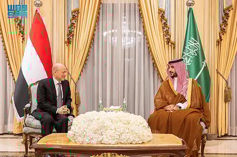 الأمير خالد بن سلمان يلتقي رئيس مجلس القيادة الرئاسي اليمني رشاد العليمي