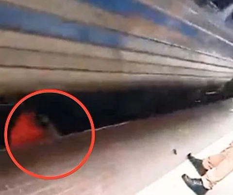 فيديو رجل تحت القطار.. شاهد ما حدث له بالهند