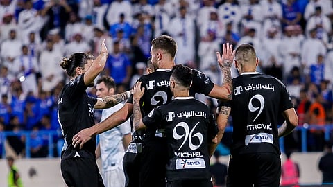 فرحة لاعبي الهلال بتسجيل هدف في مرمى الأخدود