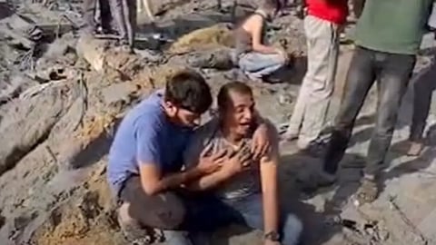 "ولا واحد ظل".. صرخة أب فلسطيني تبكي الحجر بعدما فقد أولاده في جباليا