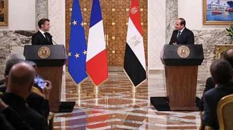 الرئيس الفرنسي إيمانويل ماكرون في مؤتمر صحفي مع الرئيس المصري عبدالفتاح السيسي