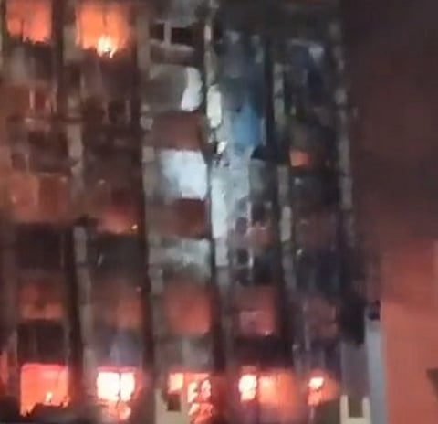 فيديو.. لحظة سقوط شخص حاول النجاة من حريق الإسماعيلية