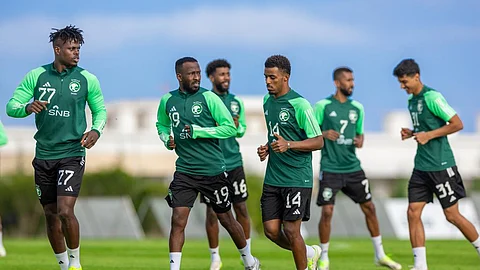 لاعبو المنتخب السعودي يؤدون التدريبات الجماعية
