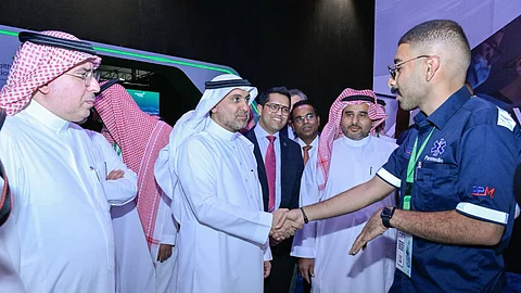 وزير الصحة يزور جناح شركة برجيل القابضة ويتفقد مشروع الـ"فيزيوثيرابيا"