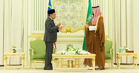 ولي العهد الأمير محمد بن سلمان مستقبلاً رئيس وزراء ماليزيا أنور إبراهيم