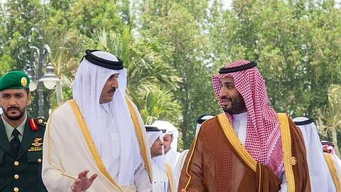 ولي العهد يتلقى رسالة من أمير قطر حول العلاقات الأخوية بين البلدين