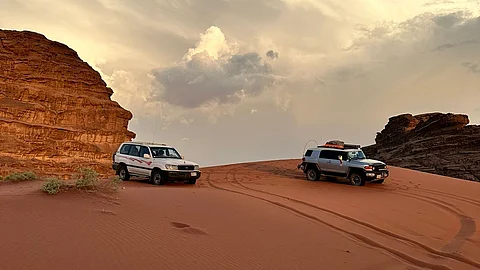 الأهالي خرجوا للتنزه والتعليم عن بُعد.. أمطار متوسطة إلى غزيرة على تبوك وضواحيها