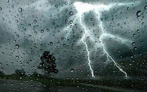 "إنذار أحمر" للأرصاد بمنطقة عسير: أمطار غزيرة وصواعق وتساقُط البرد