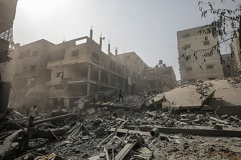 عشرات الشهداء الفلسطينيين إثر غارات للاحتلال على المواصي غرب خان يونس