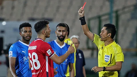 "الاتحاد الآسيوي" يوقف "سلمان الفرج" ثلاث مباريات في دوري الأبطال