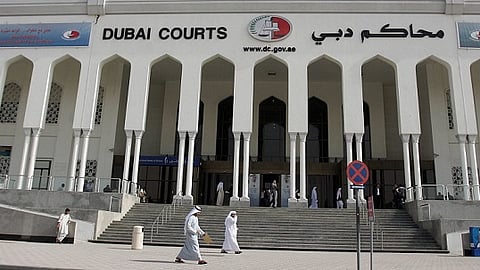 دبي.. عربي يتورط في شهادة زور أمام المحكمة لأغرب سبب