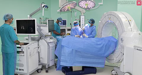 مجمع الدكتور سليمان الحبيب بالعليا يعيد الحركة لـ"ثمانيني" مقعد بجراحة معقدة