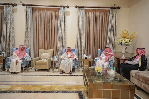 "نائب أمير الشرقية" يقدّم التعازي لمحافظ حفر الباطن في وفاة والده