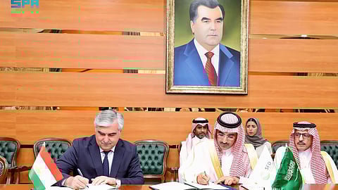 سلطان المرشد وفيض الدين قهار زاده يوقعان الاتفاقية