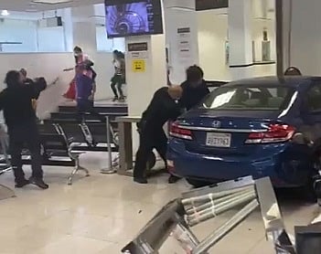 "أخبروني أين الحزب الشيوعي".. شاهد رجلًا يقتحم قنصلية صينية والشرطة الأمريكية تطلق عليه النار