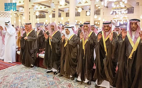أمير الرياض يؤدي صلاة الميت على الأميرة عبطا بنت سعود بن عبدالعزيز