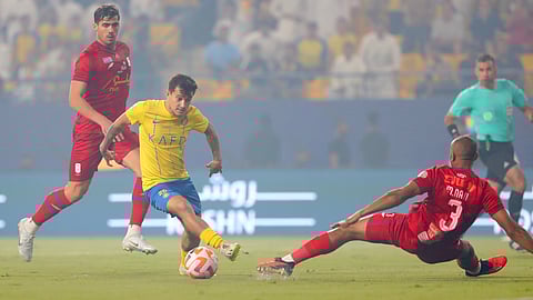 أوتافيو لاعب النصر لحظة تسجيله هدف في مرمى أبها
