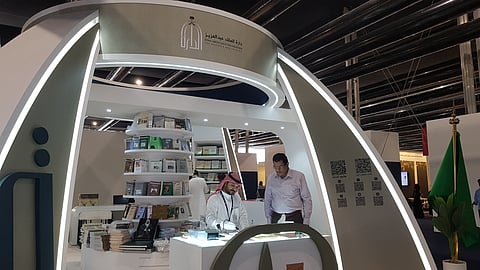 مركز الملك سلمان للترميم يُعرّف زوار "كتاب الرياض" بمراحل المحافظة على الوثائق والمخطوطات