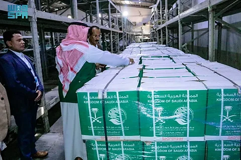 رئيس لجنة الطوارئ لمواجهة إعصار "تيج" يتفقد مستودعات الإغاثة بالمكلا اليمنية