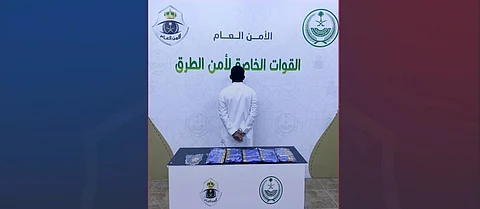 "أمن الطرق" تطيح بشخص لترويجه 5 كلجم من الحشيش بوادي الدواسر