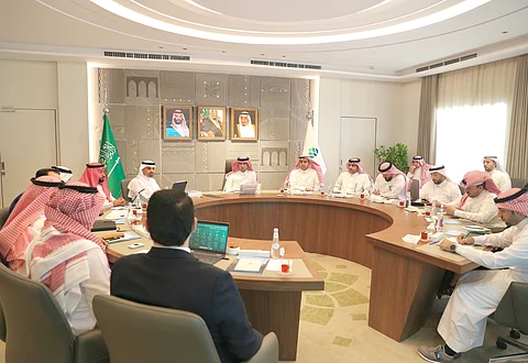 الحقيل يُسلم عدداً من الوحدات لمستفيدي "التنموي".. ويشهد توقيع اتفاقية توفير ١٠٠٠ وحدة.. ويجتمع بقيادات "أمانة المدينة"