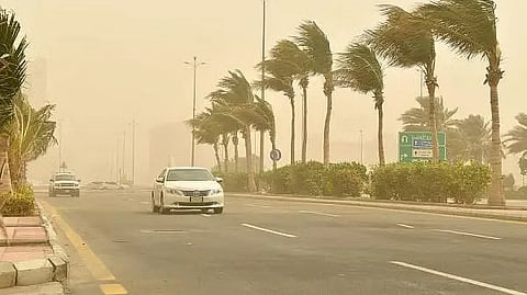 "الأرصاد": رياح شديدة وارتفاع في الأمواج وتدنٍّ في الرؤية على ينبع والرايس