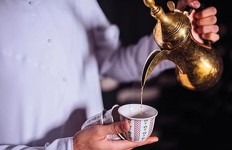 "هزّ فنجان القهوة".. لغة إشارة تُطبَّق منذ القدم وقد لا تعرف قصتها
