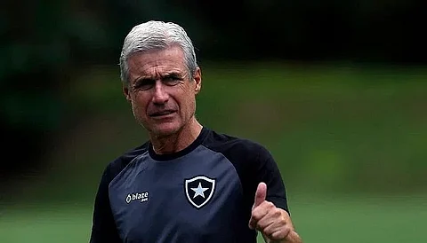مدرب نادي النصر لويس كاسترو